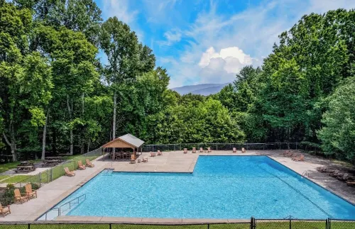 Easy Access •Mtn View• Hot Tub• Pool• Game Room• Porch• Wildlife•Minutes to Town - 4 星級