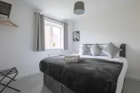 The Haven – Modern 4-Bed Home with Garden - Pensions