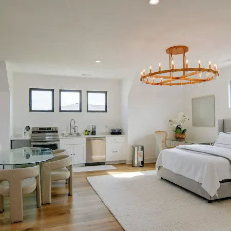 Bright & Modern Studio, 15 Mi to Des Moines!