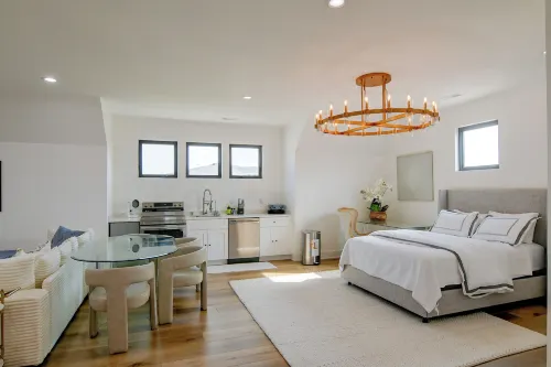 Bright & Modern Studio, 15 Mi to Des Moines! - Wifi