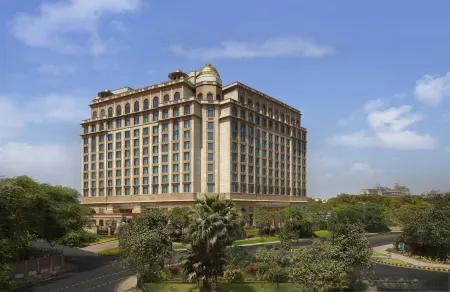The Leela Ambience Gurugram Hotel Отели рядом с достопримечательностью «Tomb of Azim Khan»