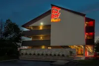 Red Roof Plus+ Chicago - Naperville Hotels in Warrenville