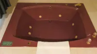 Magnuson Grand Pioneer Inn and Suites - Hot Tub