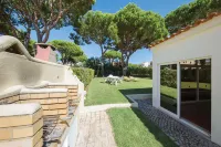 Nestled in Vilamoura, Private Pool, Free Off-Street Parking, AC & Wifi