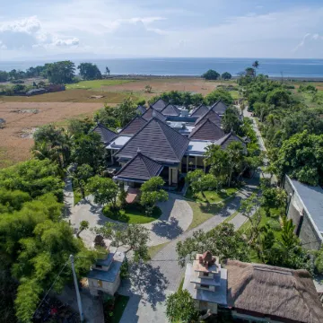 Kori Maharani Villas & Resort Отели рядом с достопримечательностью «Пляж Леби»