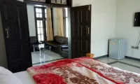 Hotel Oasis International Hotels near Yadgar Chowk