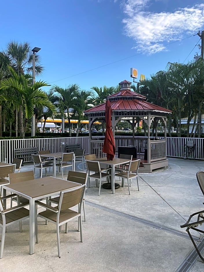 Days Inn & Suites by Wyndham Bonita Springs North Naples