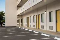 Hotel Bo, a Days Inn by Wyndham Chattanooga Downtown - parking