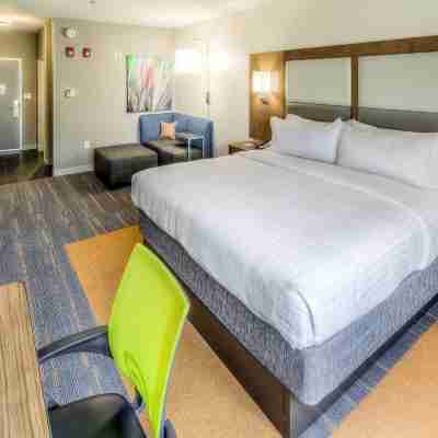 Holiday Inn Express & Suites Cleveland West - Westlake Rooms