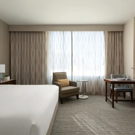 InterContinental Hotels HOUSTON by IHG Отели рядом с достопримечательностью «Остановка скоростного трамвая Museum District»