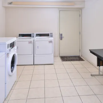 Super 8 by Wyndham Deerfield - Northbrook