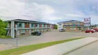 Chalet Inn Motel Hotel dekat Dryden Memorial Arena