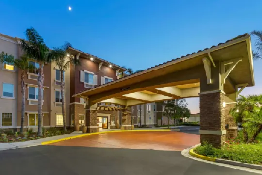 Comfort Inn & Suites Near Ontario Airport Отели в г. Онтэрио