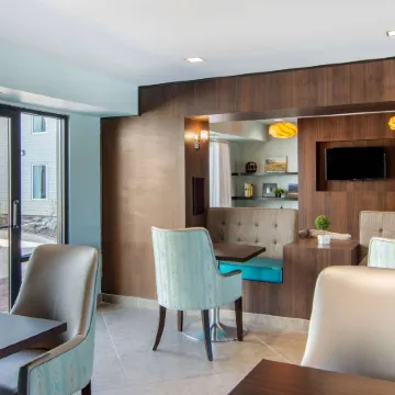 Clarion Inn & Suites Atlanta Downtown Отели рядом с достопримечательностью «Капитолий штата Джорджия»