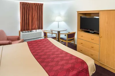Rodeway Inn & Suites Отели рядом с достопримечательностью «Buffy The Cow»
