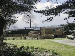 Boutique Twin Shepherds Hut Tranquil nr Llandudno