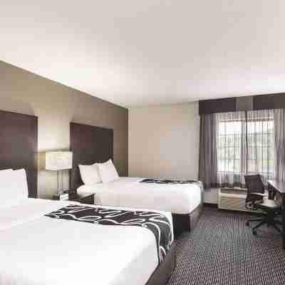 La Quinta Inn & Suites by Wyndham Milwaukee Delafield Rooms