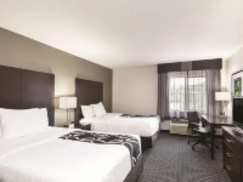 La Quinta Inn & Suites by Wyndham Milwaukee Delafield Hotels in Delafield