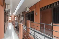 RedDoorz Syariah near Siloam Hospitals Bulak Kapal Hotel di Tambun Selatan