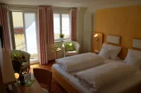 Hotel Zur Krone Hotel dekat Cafe Zentral
