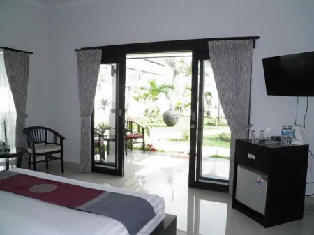 Kelapa Lovina Beach Villa Отели рядом с достопримечательностью «GKII BUKIT KALVARI BANYUSERI»