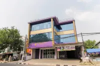 RedDoorz Plus Near Stasiun Bekasi Các khách sạn ở East Bekasi