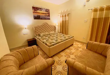 Ekant Guest House Отели рядом с достопримечательностью «Bikram bagh»