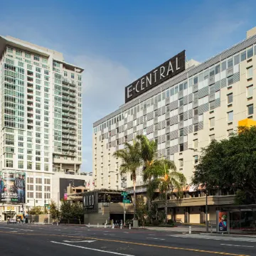 E Central Hotel Downtown Los Angeles Отели рядом с достопримечательностью «Концертный зал Shrine Auditorium»