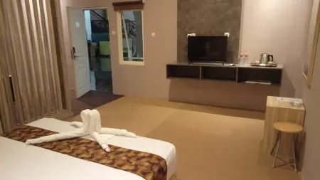 Grand Mansion II Hotel Blitar Отели в г. Blitar Regency