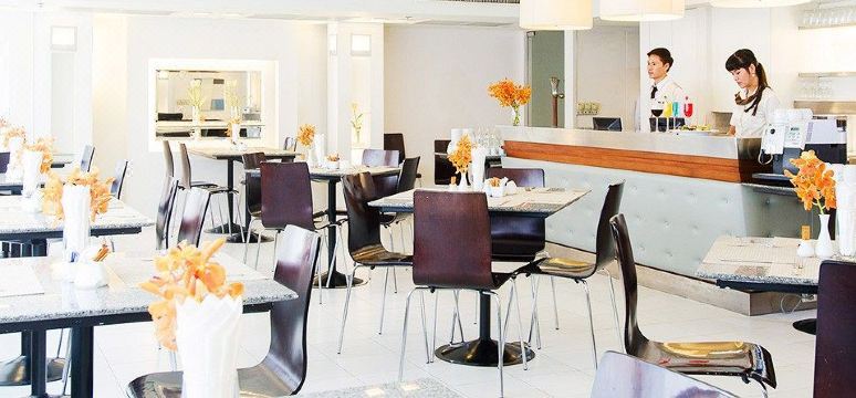 2. 앳 이즈 살라댕..