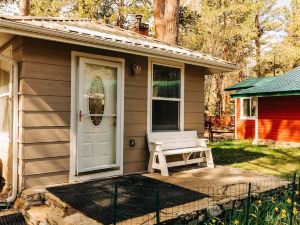 Serene Creek Side Cottage Retreat