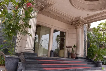 Quds Royal Hotel Surabaya Отели в г. Kenjeran