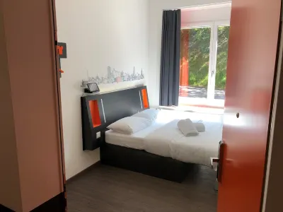 EasyHotel Zürich West Hotel a 