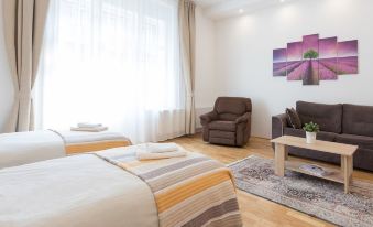 Bright and Spacious Apartment in the City Center!