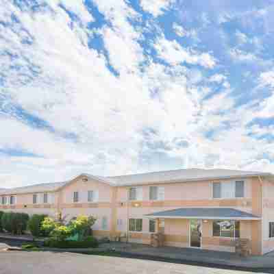 Super 8 by Wyndham Trinidad Hotel Exterior