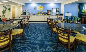 Days Inn & Suites by Wyndham Pryor