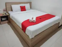 RedDoorz @ Galaxy Bumi Permai Surabaya Hotels in Semolowaru