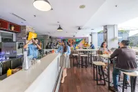 ROYAL BAY MAKASSAR - bar