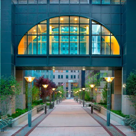 New York Marriott at The Brooklyn Bridge Отели рядом с достопримечательностью «Союз Холл»