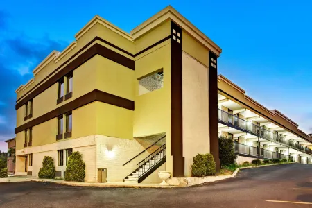 Super 8 by Wyndham Raleigh Downtown Отели рядом с достопримечательностью «Уэйк Крисчен Академи»