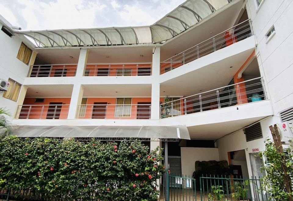 Hotel Cinera - Housity