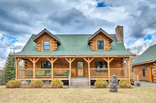 Carroll Log Cabin w/ Deck < 9 Mi to Bretton Woods! - WiFi