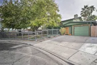 'Vegas Oasis' Home w/ Pool & Spa: 7 Miles to Strip Отели в г. Северо-Запад Саммерлин