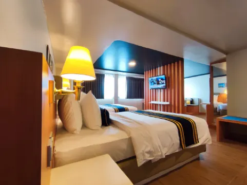 Doulos Phos The Ship Hotel