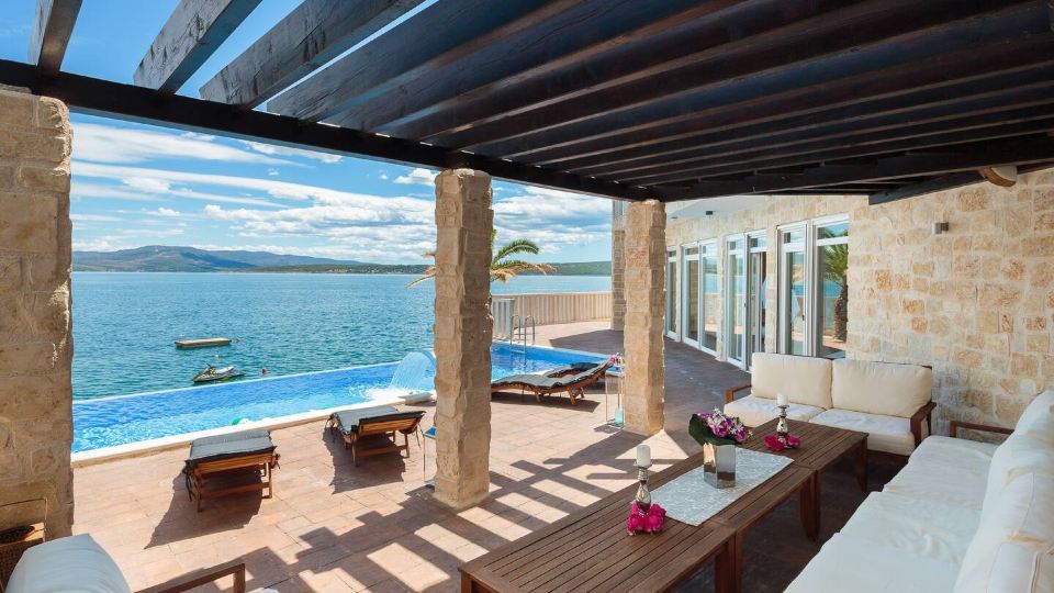 Luxury at Villa Cama - Your Dream Vacation Rental!