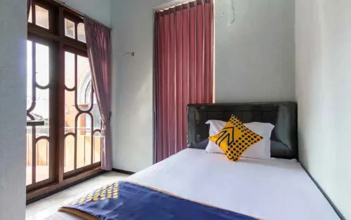 Spot on 2689 Safira Family Residence Syariah Hotels in Singosari