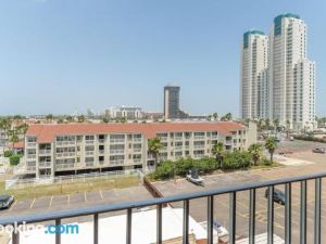 Walk to Beach from Beautiful One Bedroom Condo!