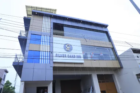 Silver Oaks Inn Отели рядом с достопримечательностью «Шрай Кришна Джанмастан Темпл, Матхура»