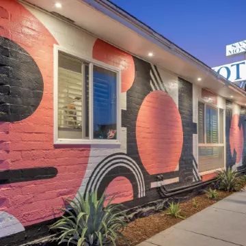 Santa Monica Hotel Отели рядом с достопримечательностью «Mt. Olive Lutheran Church»