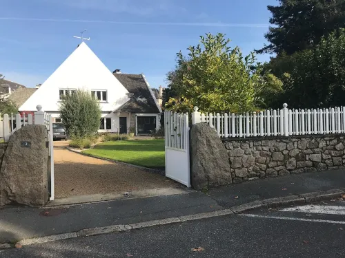 Lavoisier - Guingamp Hotels in Ploumagoar